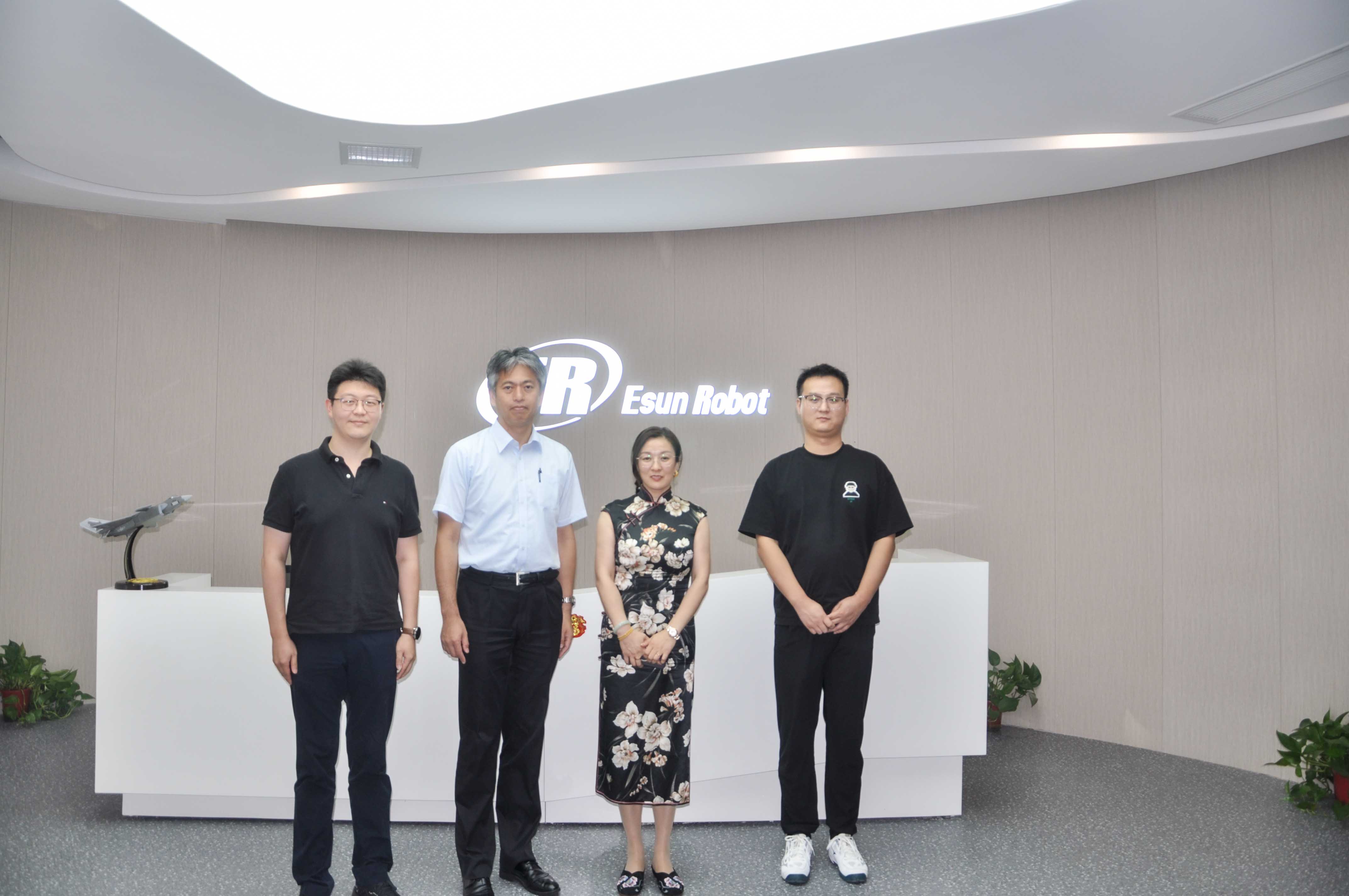 熱烈歡迎EPSON巖崎副總經(jīng)理一行蒞臨鎰升機器人參觀！